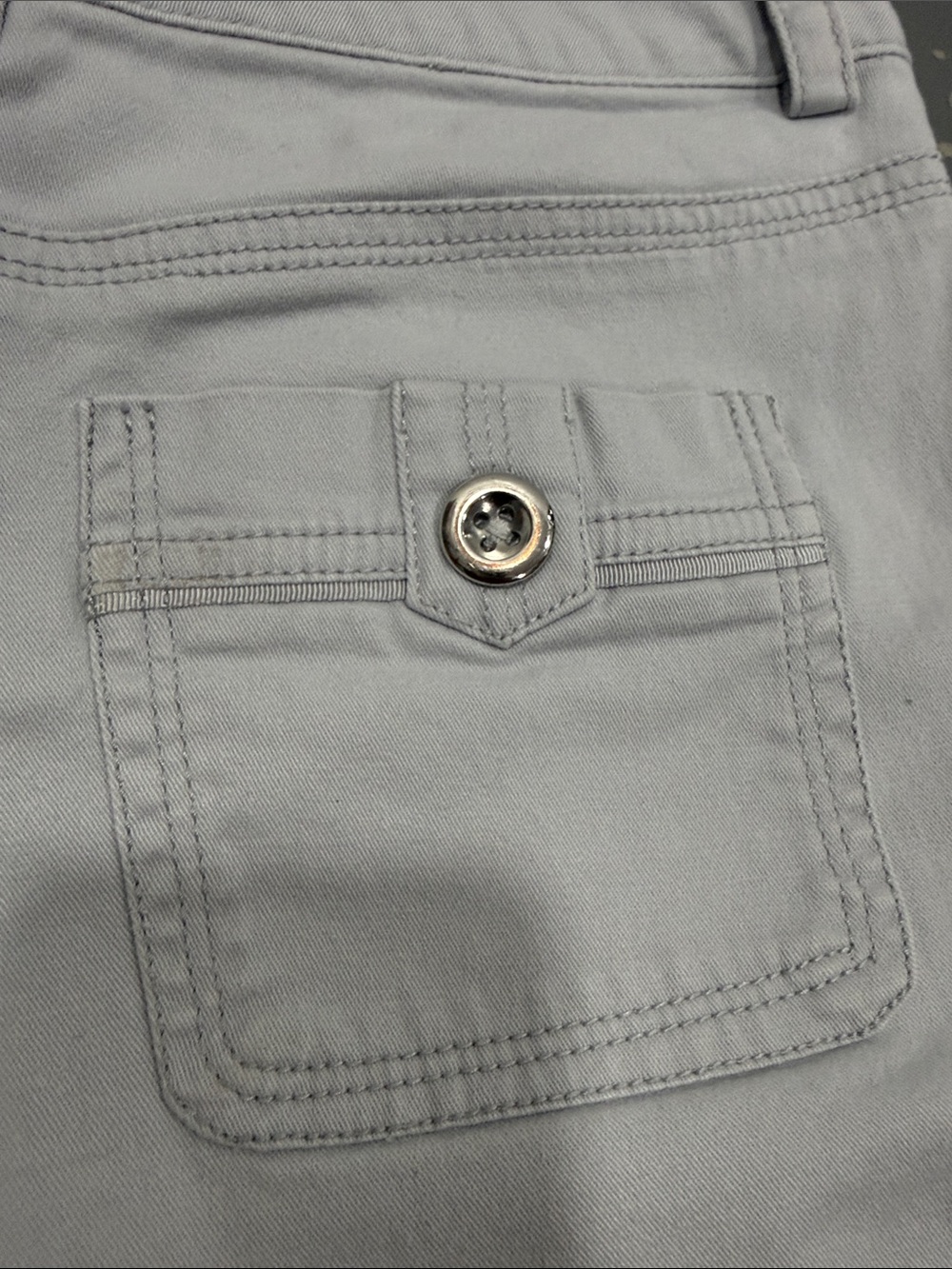 White House Black Market Light Gray Cargo Pocket Women’s Shorts - Picture 4 of 5